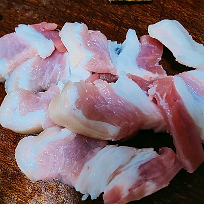 烧烤五花肉的做法（美味又营养的五花肉烧烤）