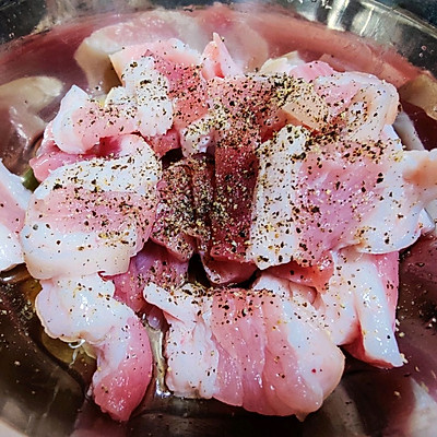烧烤五花肉的做法（美味又营养的五花肉烧烤）