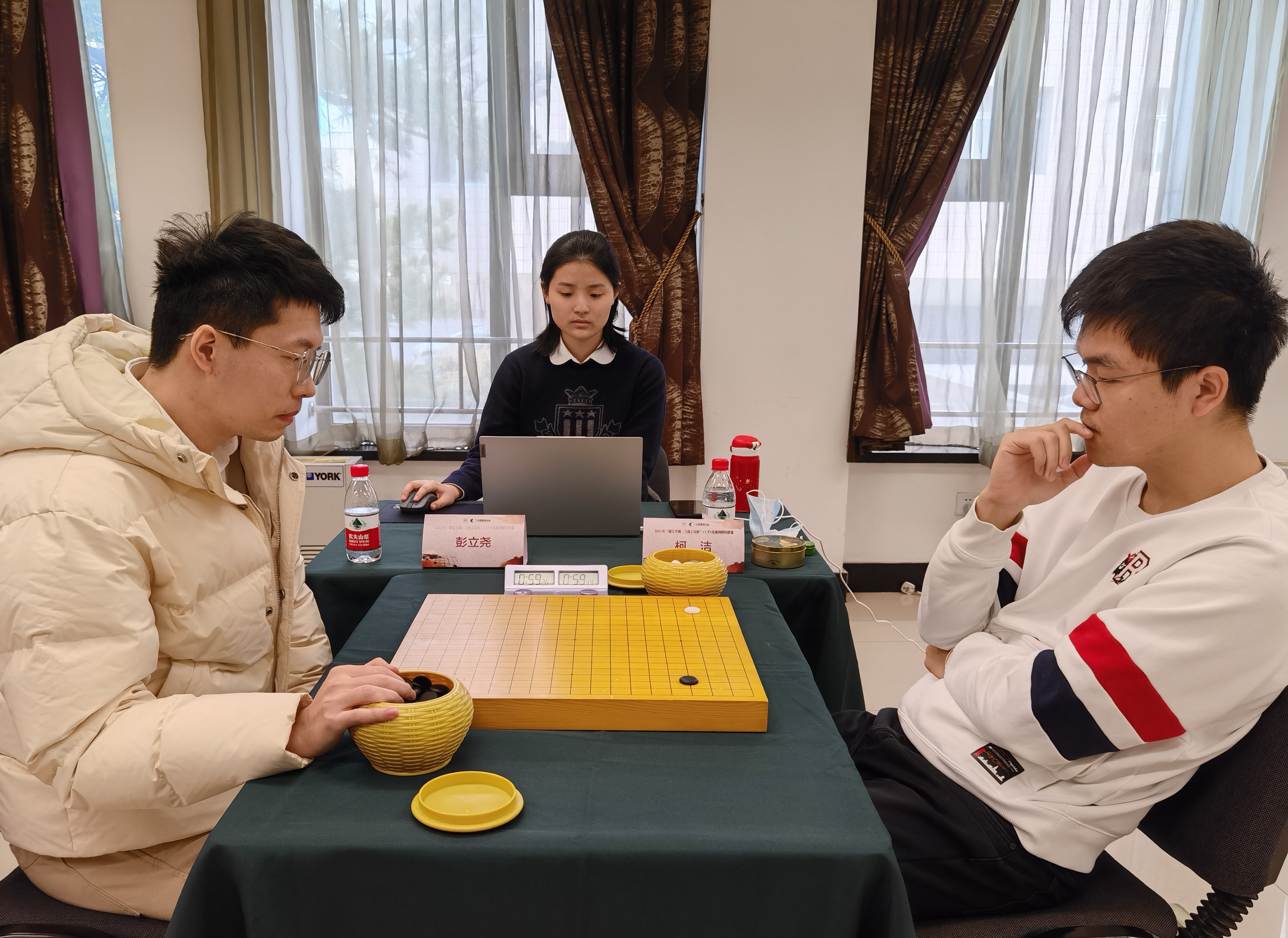 柯洁进决赛(“捡勺”了！“八冠王”柯洁首进CCTV电视围棋快棋赛决赛)