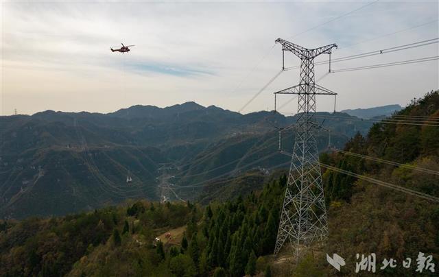 三峡电站出线迁改 直升机帮忙吊装 工期可减少一半