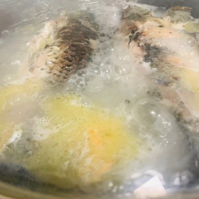 鲤鱼汤的功效与作用（详解鲤鱼的营养和烹饪教程）