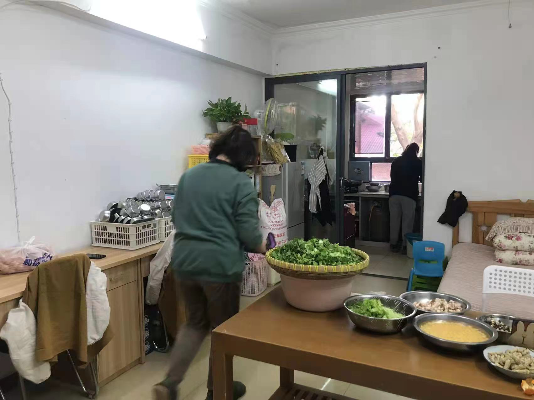 高考陪读妈妈真干上「陪读妈妈高考前的突」-爱妻自媒体