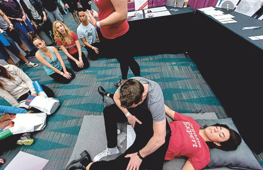 通过“性暗示”出售高价课程，只有买课才能收获幸福人生？美国一公司被指是“卖淫团伙”