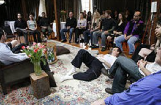 通过“性暗示”出售高价课程，只有买课才能收获幸福人生？美国一公司被指是“卖淫团伙”