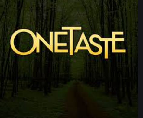 通过“性暗示”出售高价课程，只有买课才能收获幸福人生？美国一公司被指是“卖淫团伙”