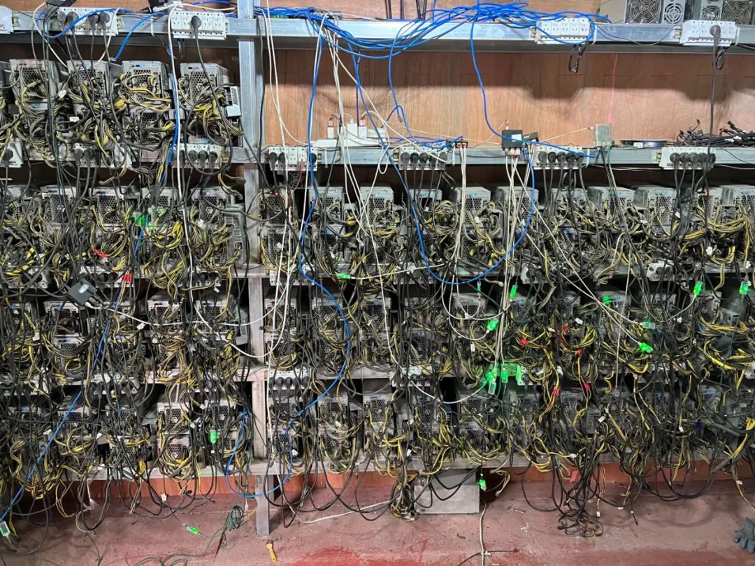 【优化营商】百余台“矿机”疯狂盗电近百万 铁东公安成功破获盗电“挖”比特币案