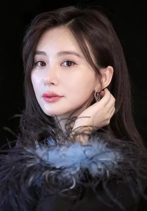 重庆美女众多，这八位重庆女星，个个温柔美丽，知性大方
