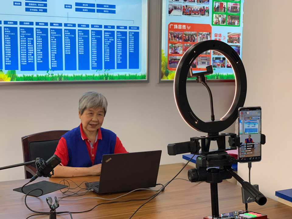 被骗140万后，八旬奶奶组团反诈“复仇”！当卧底成功端掉非法集资窝点