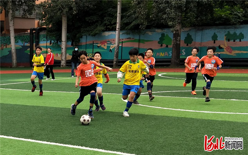 無極足球特色學校指的是什么</h2>

<p>　　本次比賽由無極縣教育局主辦，無極縣青少年校外活動中心和實驗小學承辦，縣新華書店贊助支持。聯賽分小學組和初中組，經過全縣各學校的預賽，共有23足球支校園隊伍200多名運動員進入決賽階段比賽。</p>

<p>　　足球小將們在賽場上熱情高漲，一次次精準的妙傳，一場場精彩的攻防轉換，充分展現了足球運動的魅力。通過這次校園足球聯賽，真正達到了以賽促練、推動普及的目的，展示了形象、檢驗了素質，再一次體現了無極縣足球運動的魅力。</p>

<p>　　<img alt=