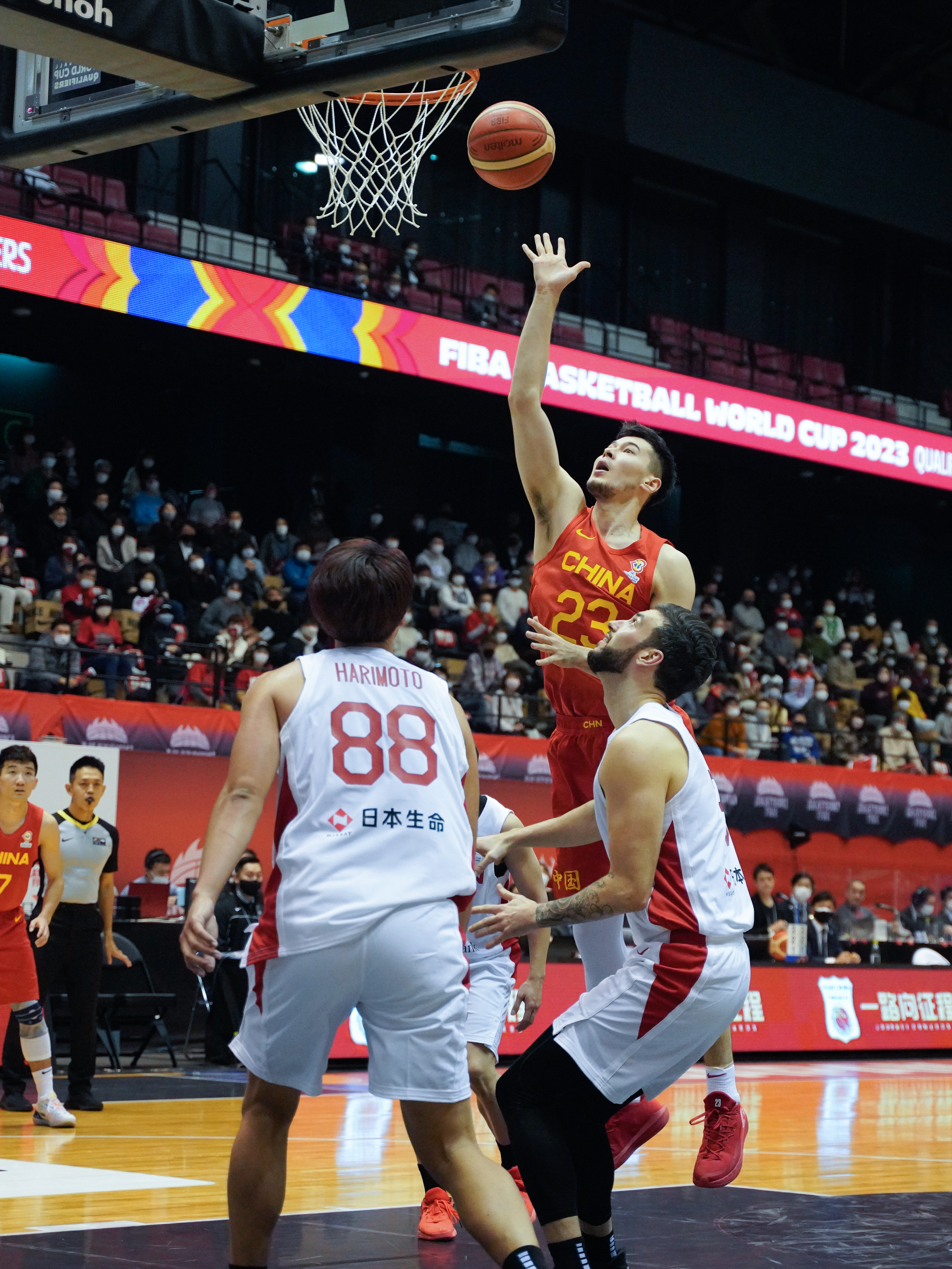 男篮世预赛:中国队79比63大胜日本队 周琦制霸内线遗憾伤退