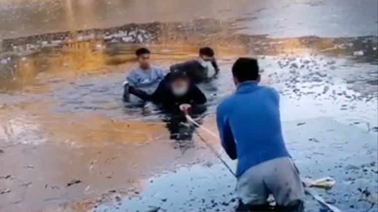 生命最重要！冰面破裂小女孩落水 3名大学生用手肘破冰救人