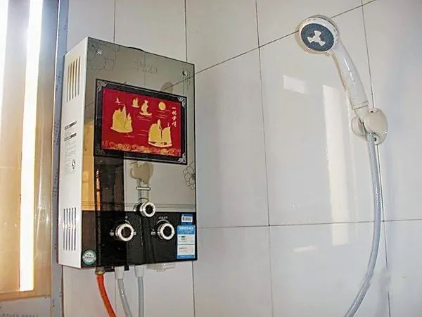 惨！12岁男孩洗澡时被活活电死！热水器上就有个“保命按钮”，可惜没几个人知道