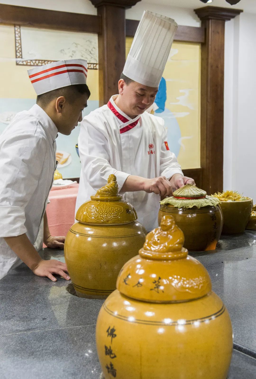 传统闽菜经典"佛跳墙,由一代闽菜大师郑春发所创,成形于19世纪70年代