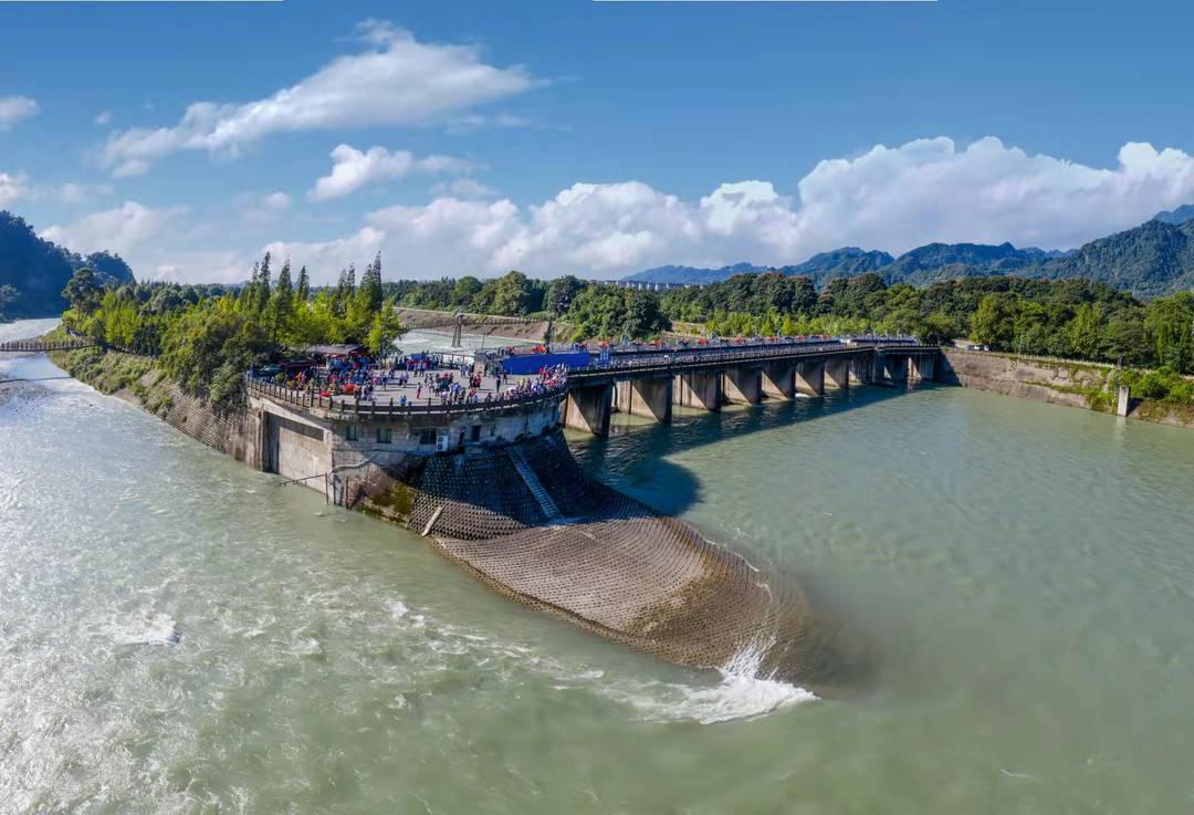 水库,黑龙滩水库,张家岩水库,老 鹰水库;都江堰渠首;人民渠和东风渠