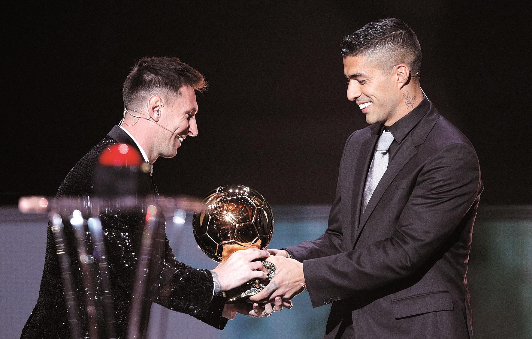 梅西第七座金球奖全过程（不负7待 一骑绝尘 梅西七夺金球创历史）