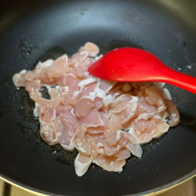 莴笋嫩炒鸡里脊不入味？学我这样做，鲜香可口