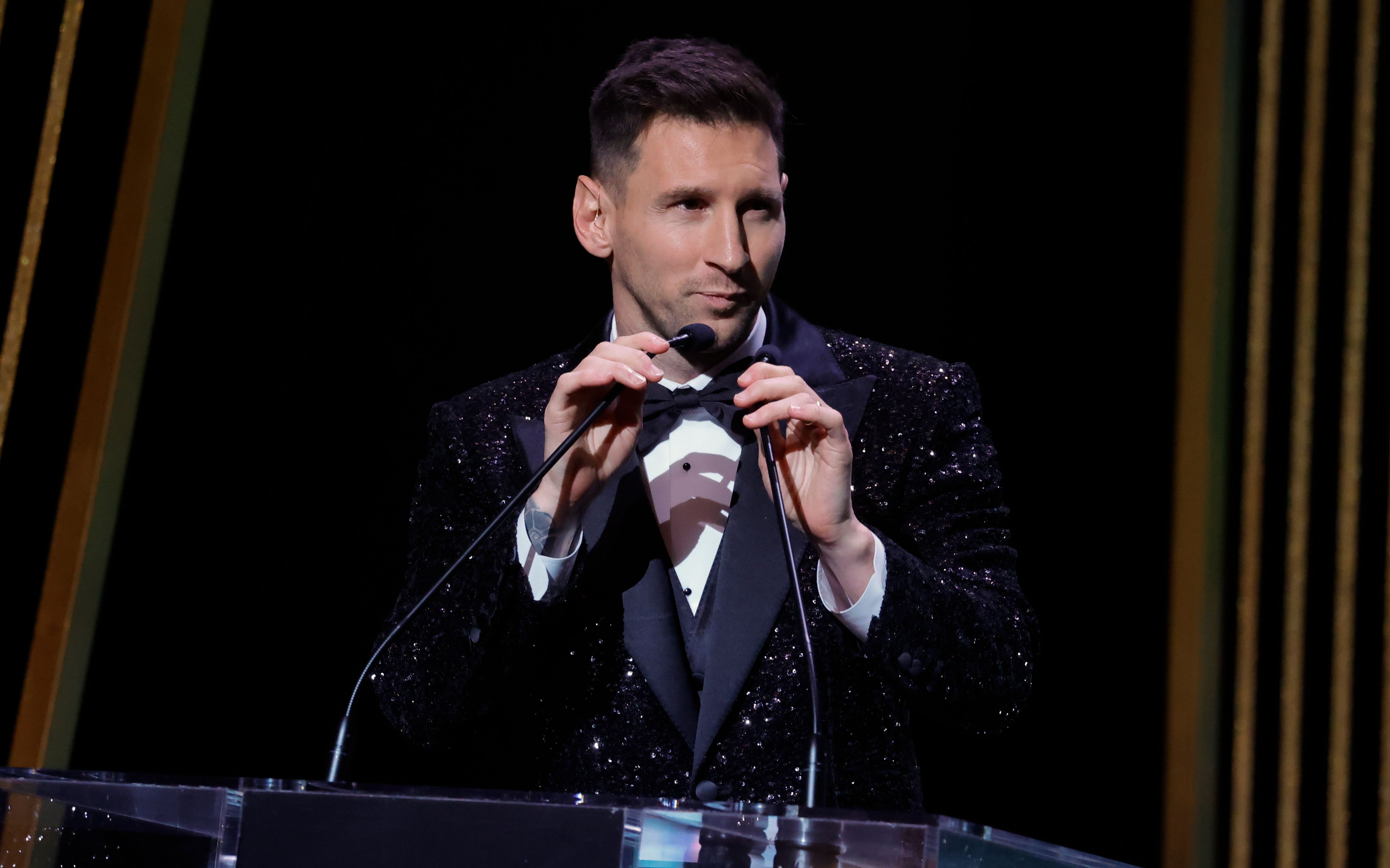 足球梅西一年多少钱(职业生涯总收入超11亿美元,金球先生梅西靠什么