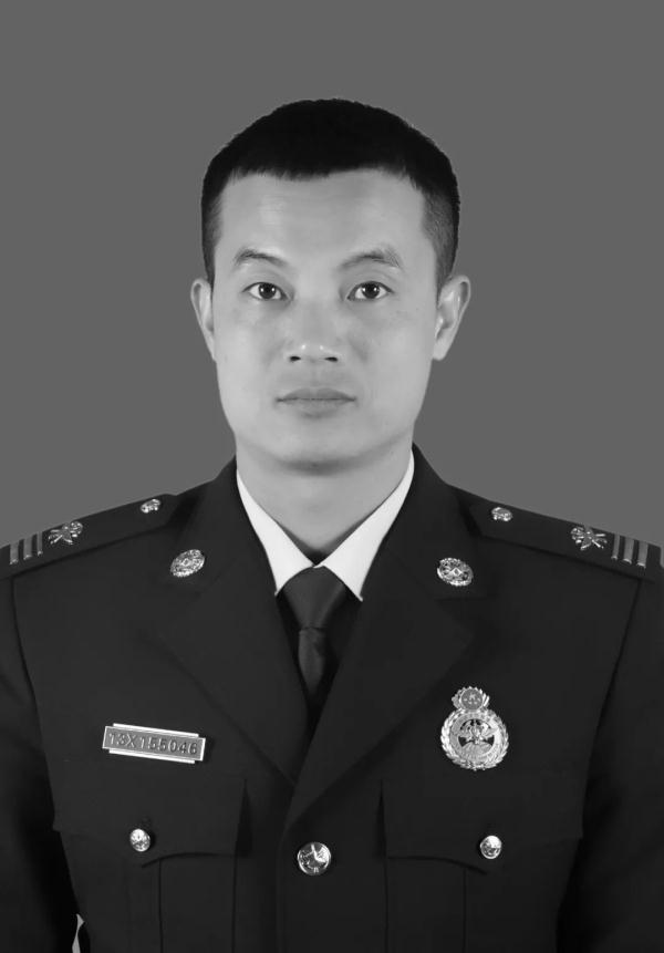 今天,众人挥泪送别福建这位英雄!在救援中壮烈牺牲!年仅36岁