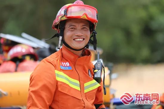 今天,众人挥泪送别福建这位英雄!在救援中壮烈牺牲!年仅36岁