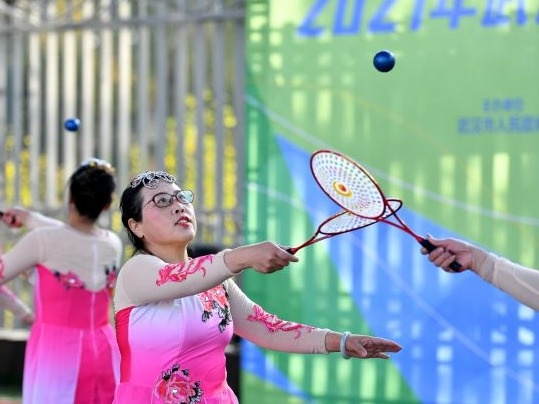 软式网球视频(武汉全民健身运动会柔力球比赛，男选手也能玩出花样)