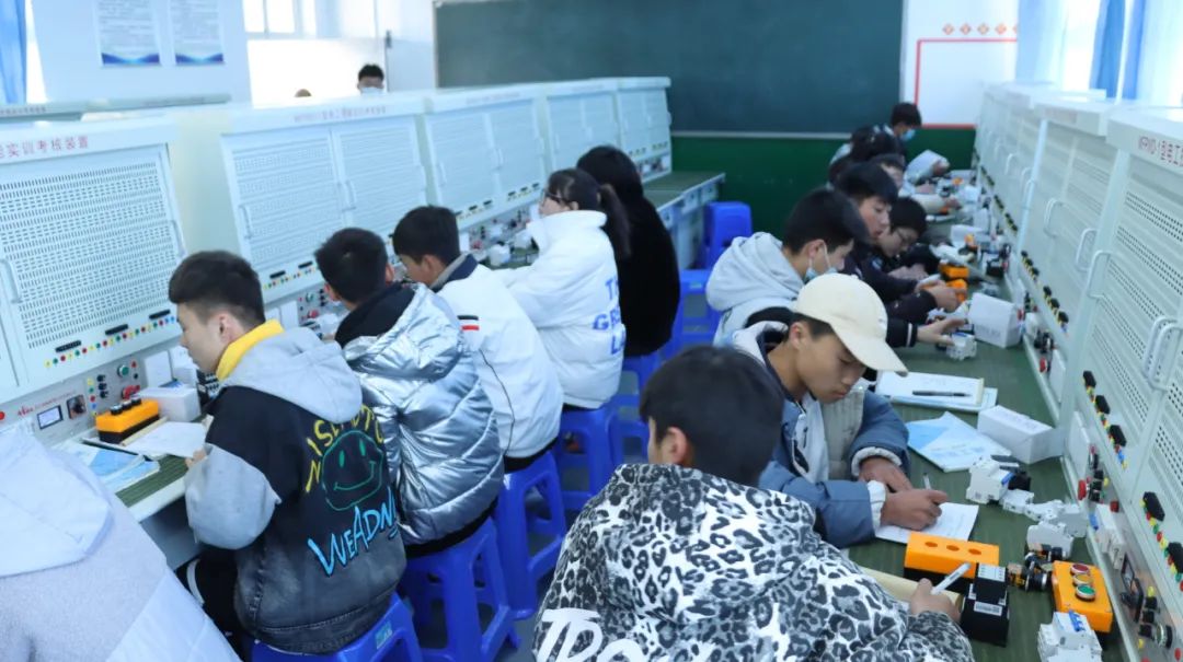 奋斗百年路 启航新征程·巩固拓展脱贫攻坚成果之闽宁协作｜宁夏飞毛腿技工学校揭牌