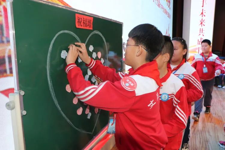 情系新疆，携手成长—东营区文苑学校少工委开展学习十九届六中全会精神主题队课