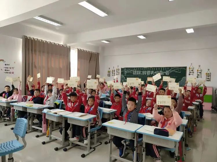 情系新疆，携手成长—东营区文苑学校少工委开展学习十九届六中全会精神主题队课