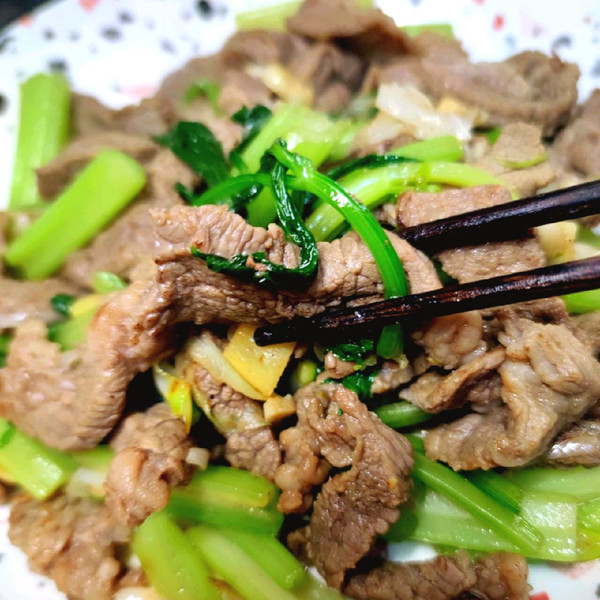 牛肉炒芹菜（告诉你吃肉还不长胖的秘诀就是芹菜炒牛肉）