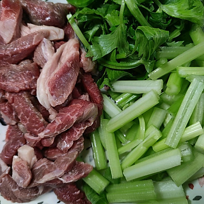 牛肉炒芹菜（告诉你吃肉还不长胖的秘诀就是芹菜炒牛肉）
