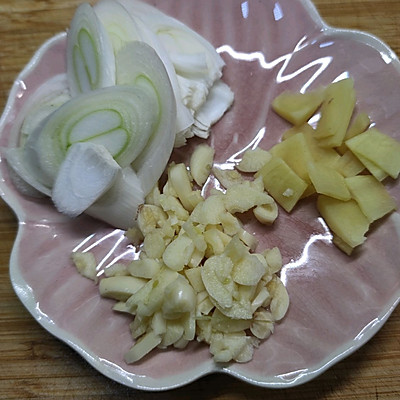 牛肉炒芹菜（告诉你吃肉还不长胖的秘诀就是芹菜炒牛肉）