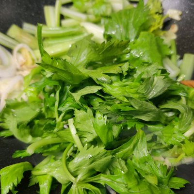 牛肉炒芹菜（告诉你吃肉还不长胖的秘诀就是芹菜炒牛肉）