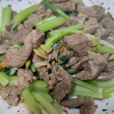 牛肉炒芹菜（告诉你吃肉还不长胖的秘诀就是芹菜炒牛肉）