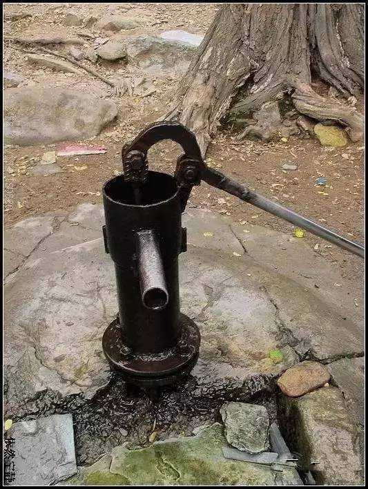 难忘老家的压水井