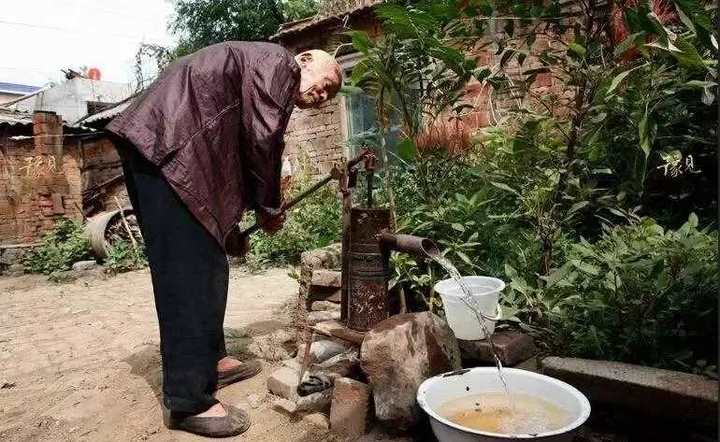 难忘老家的压水井