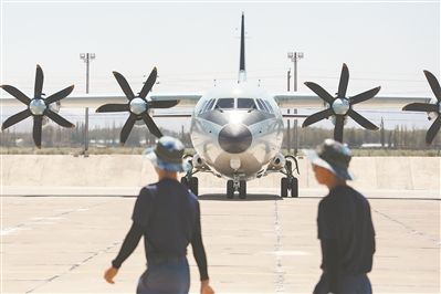 西部战区空军航空兵某团机械技师、三级军士长廖荣民——托举战机升空的幕后英雄