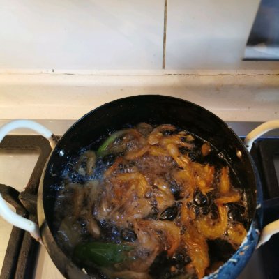 油炸白条虾制作方法（嘴馋就吃冬天最爱的炸小虾）