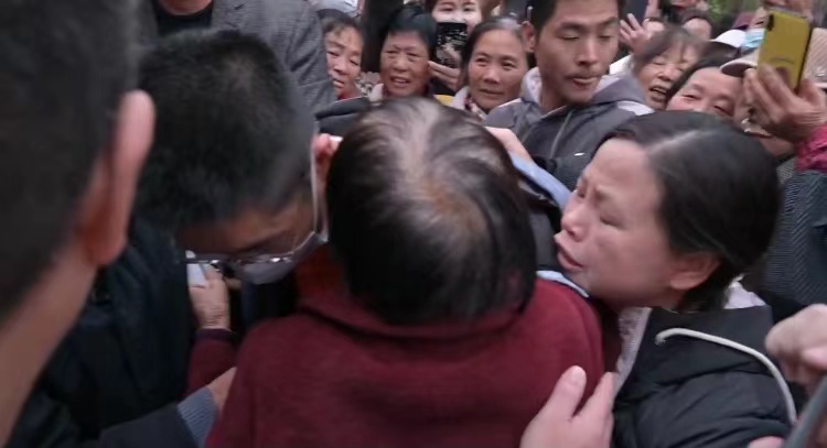 《亲爱的》原型父子回到湖北监利的故乡，奶奶抱着孙卓哭着