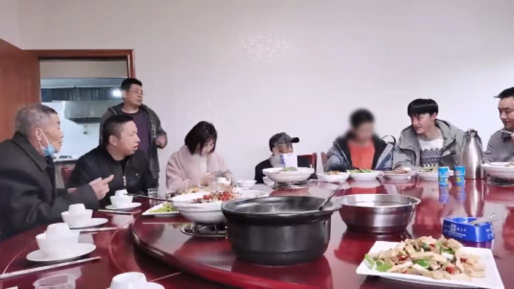 《亲爱的》原型父子回到湖北监利的故乡，奶奶抱着孙卓哭着