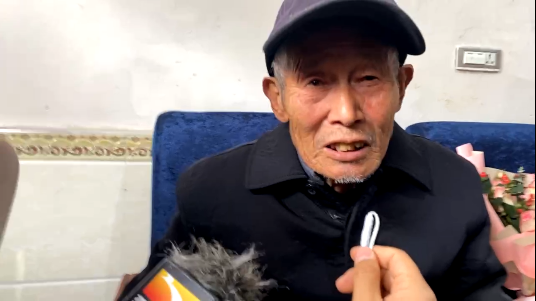 《亲爱的》原型父子回到湖北监利的故乡，奶奶抱着孙卓哭着