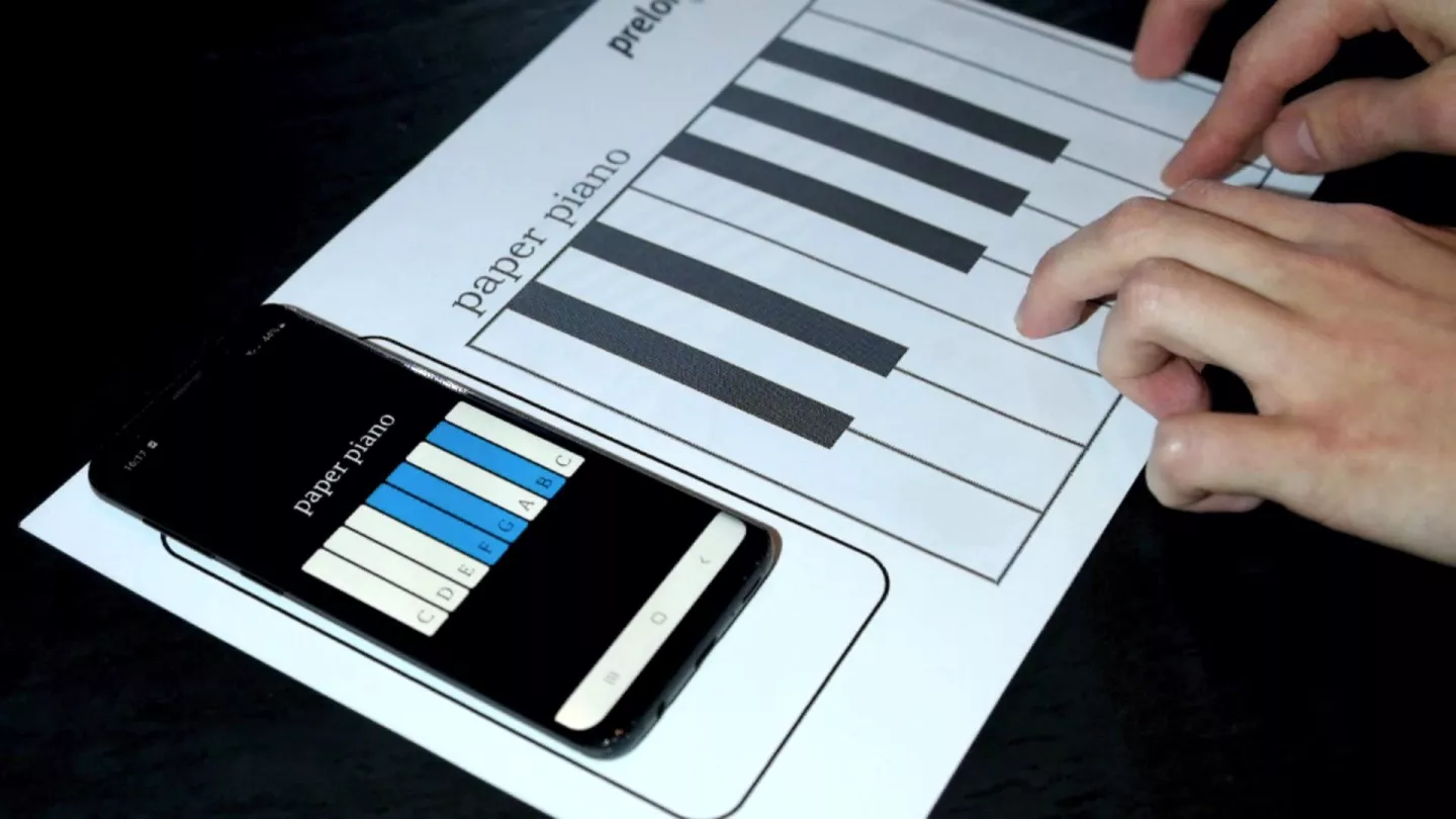 纸钢琴(薄如纸的钢琴展示了印刷电路和NFC的创新用途)