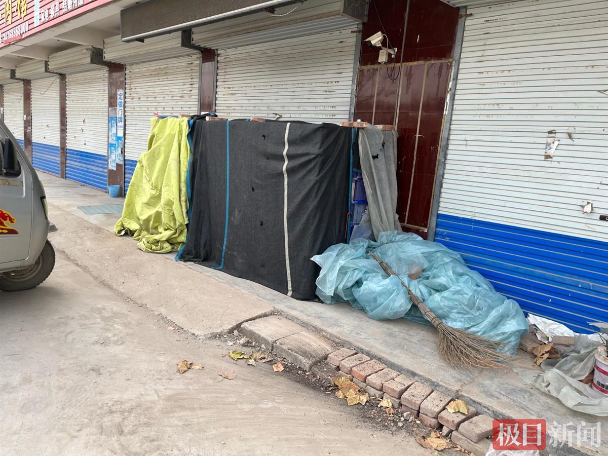 探訪孫卓養(yǎng)父母家：家門緊閉人不知去向，曾對(duì)外稱“兒子”是打工時(shí)生的