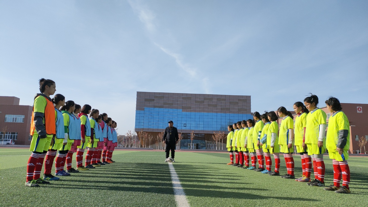 中学足球比赛氛围(和田：和田市第三中学开展“激情足球 逐梦校园”世界足球日活动)