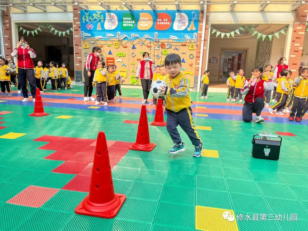 足球亲子活动开场致辞（亲子悦动，“足”梦童行-修水三幼开展线上足球日暨家长开放日活动）