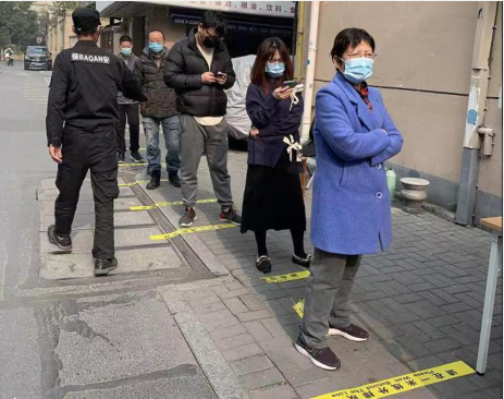 气温17度，这位“刘翔”竟还穿着棉大衣
