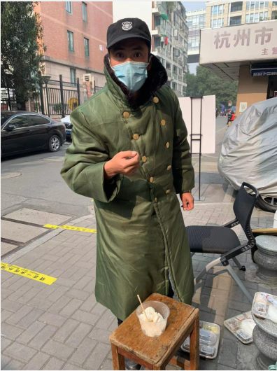 气温17度，这位“刘翔”竟还穿着棉大衣