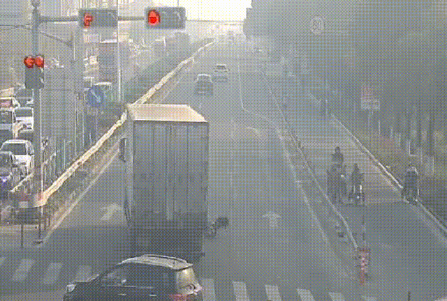 揪心！海宁一路口，大货车带倒了一对母子…