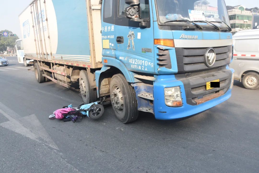 揪心！海宁一路口，大货车带倒了一对母子…