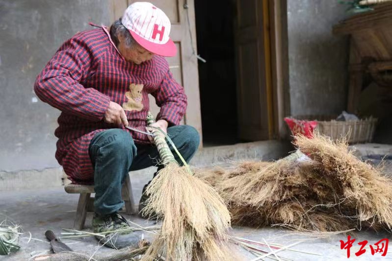 自然资源变废为宝 巧手编织带动乡村振兴