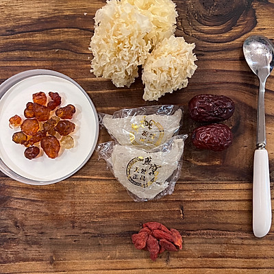 燕窝银耳羹（依云矿泉水）