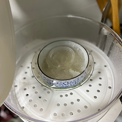 燕窝银耳羹（依云矿泉水）